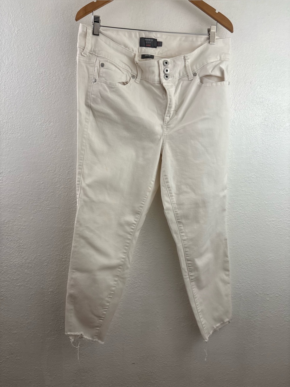 Torrid off white jeans flattering skinny fit and a casual frayed raw hem size 16